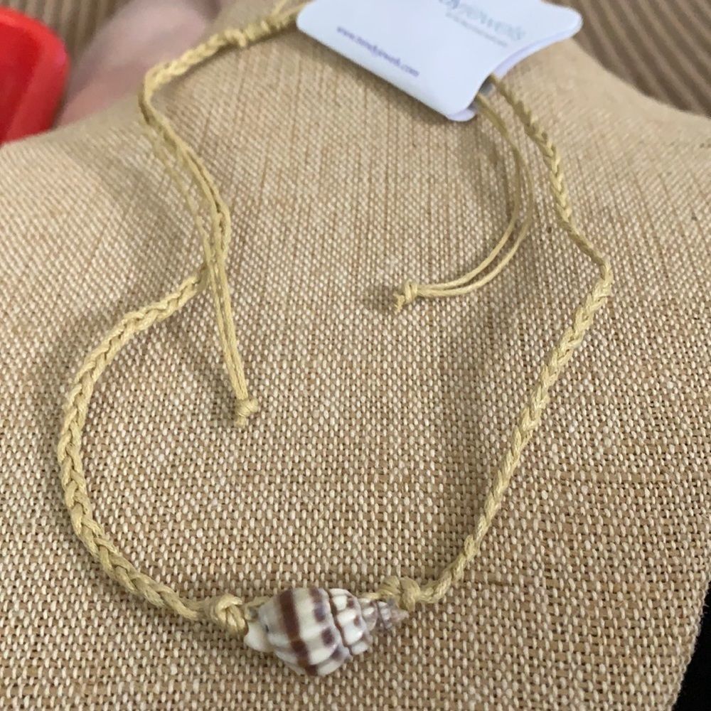 Shell slide necklace tan white